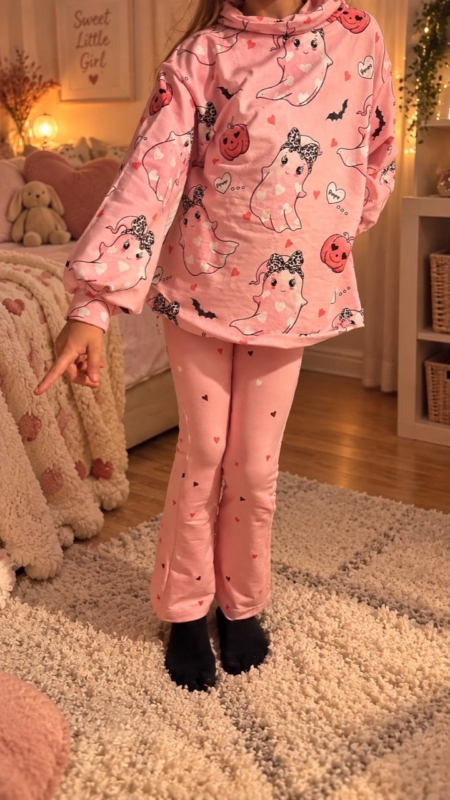 Rosafarbenes Halloween-Outfit mit Gespenster- und Kürbismotiven auf dem Oberteil und passender Hose mit Herzen